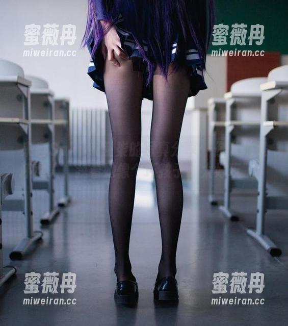 Sakiiii翎柒 来自Sakiiii翎柒的写真分享:你说她是坏女人,我看她像个坏孩子,太好玩了!