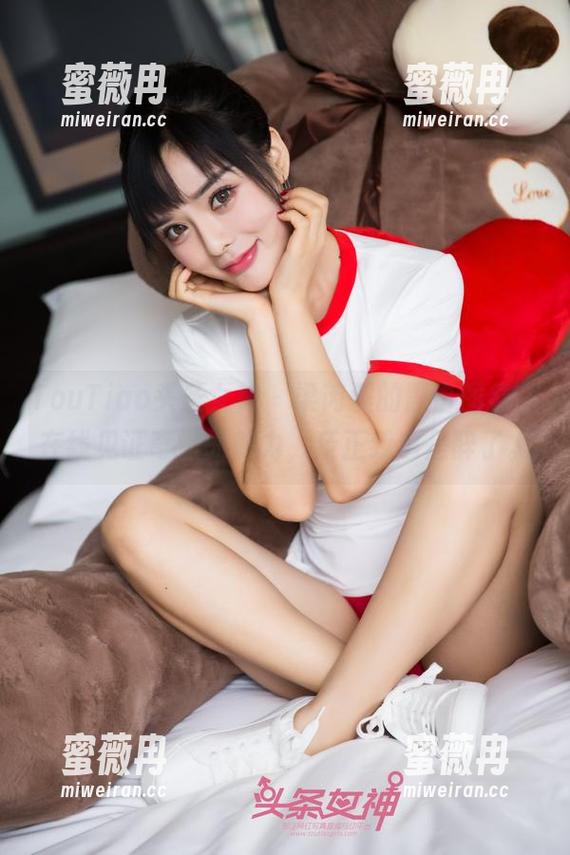 TouTiao头条女神-梁芮溪 TouTiao头条女神 - 梁芮溪的黑白图集,在线见证奇怪的魅力,反正我也是醉了。