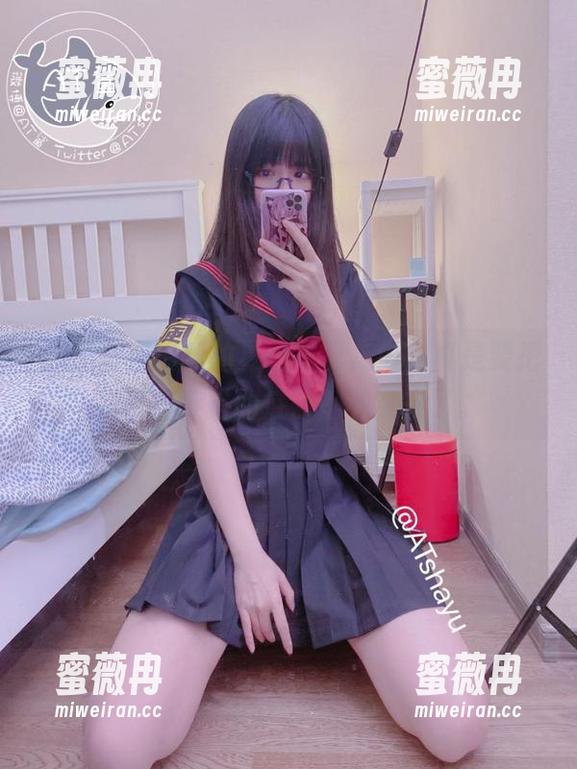 at鲨鱼在最新的夏日写真集中，真是要把我日常穿搭的底裤都看穿去了。