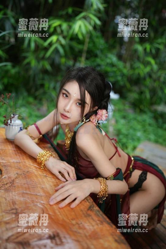 紫皇女的诱惑力？余多多Dudu的图册里可不止那么点
