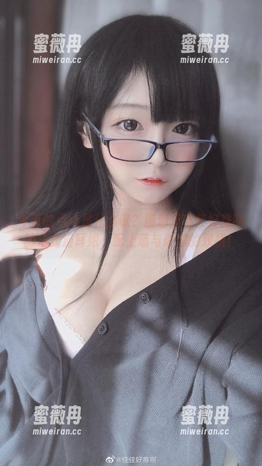 今天的点心是什么呢？图包里佳佳好难啊的法式猫耳娘，配上萌与诱惑的双拼！