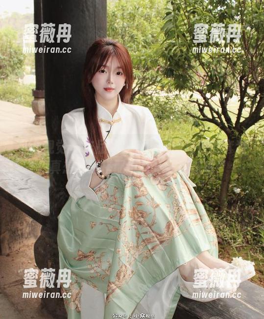 小众视觉-圆圆 小众视觉 - 作品集更新。圆圆这次的套装,真想知道搭配上有什么魔法哦!