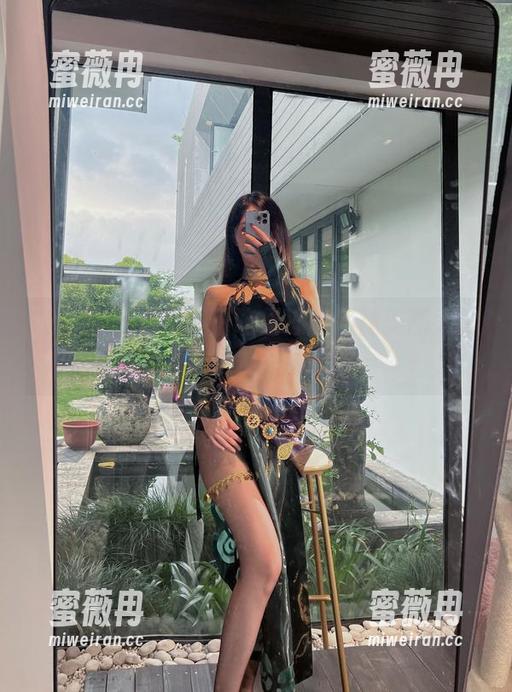 微密圈 - 看！小玉吃果冻的网袜美图大赏，真让人捉摸不透