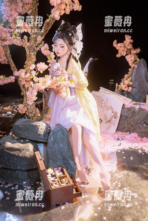 白裙、爆机少女喵小吉、美图，这种组合到下载的冲动，我也不懂。