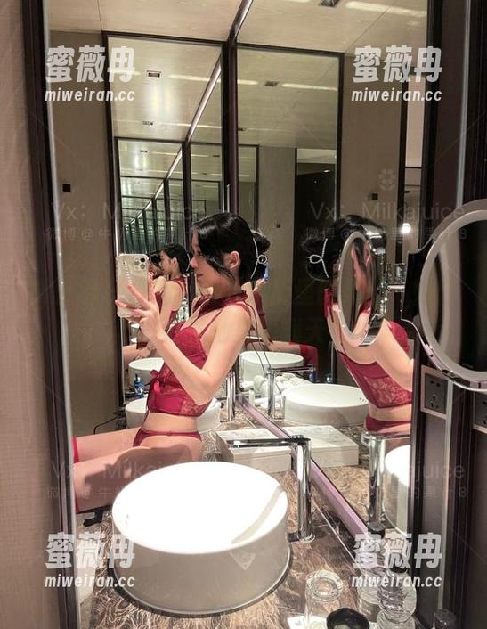 牛奶里的果汁 微密圈 - 原图!看“牛奶里的果汁”如何在泳池里嗨翻天