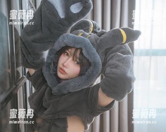 萌系+居家的完美结合，狐洛洛子的作品拿捏得真到位，让我情不自禁想用小碎步上线。