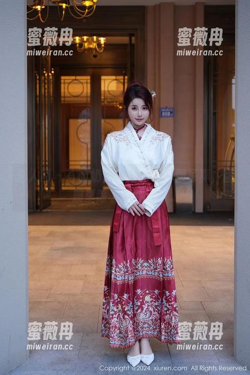 秀人网 - 直面奶芙乔乔的水手服写真，图册里除了服装还有...