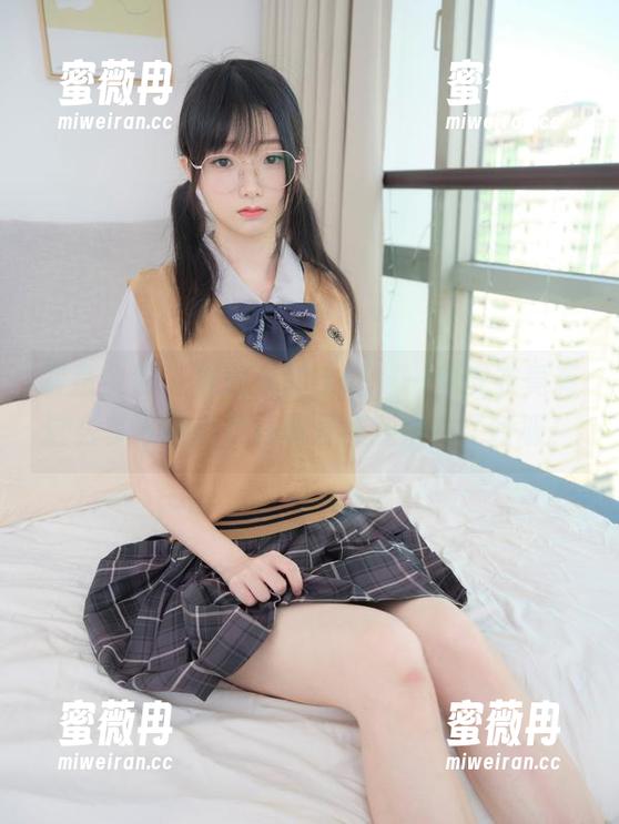 紧急企划-小婕 紧急企划 - 原图里的小婕,一件皮衣竟有这么多可能,在线账号被我屏住了呼吸!