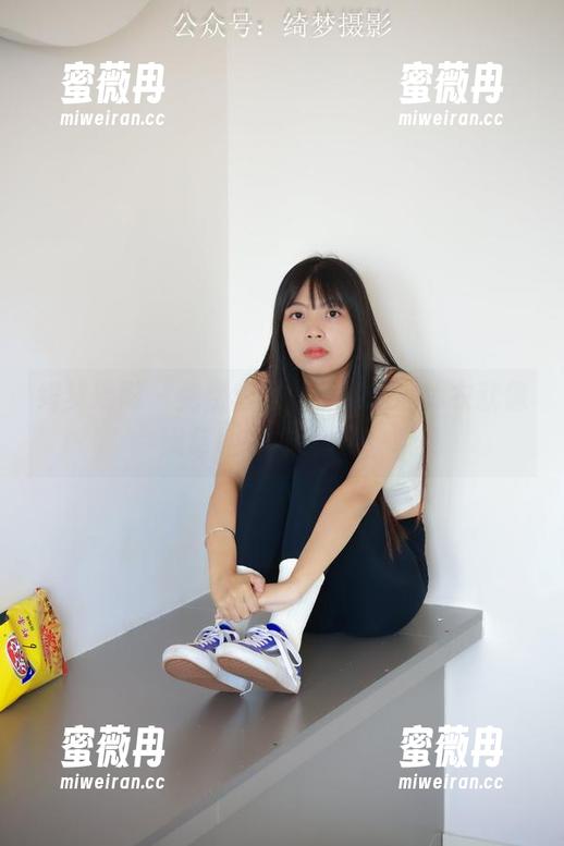 绮梦摄影 - 免费套图，子涵的连体衣就像嫩草地一样惹人怜！