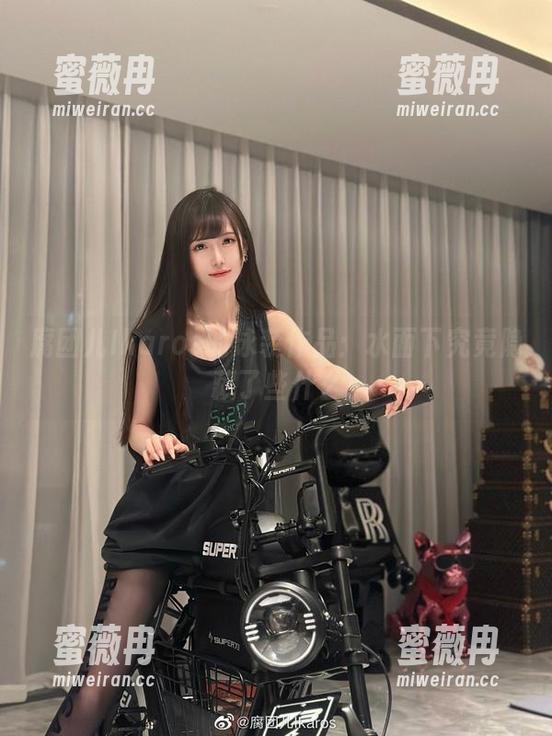 腐团儿Ikaros的泳装作品：水面下究竟隐藏了些什么
