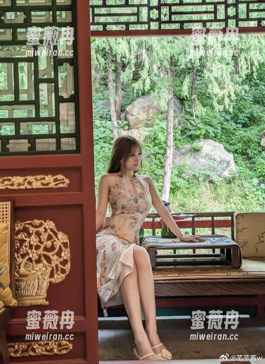 芊芊酱w 喂,把芊芊酱w的白裙放大点,无圣光中你就会发现幸福的细节,图片阴影竟在作怪!