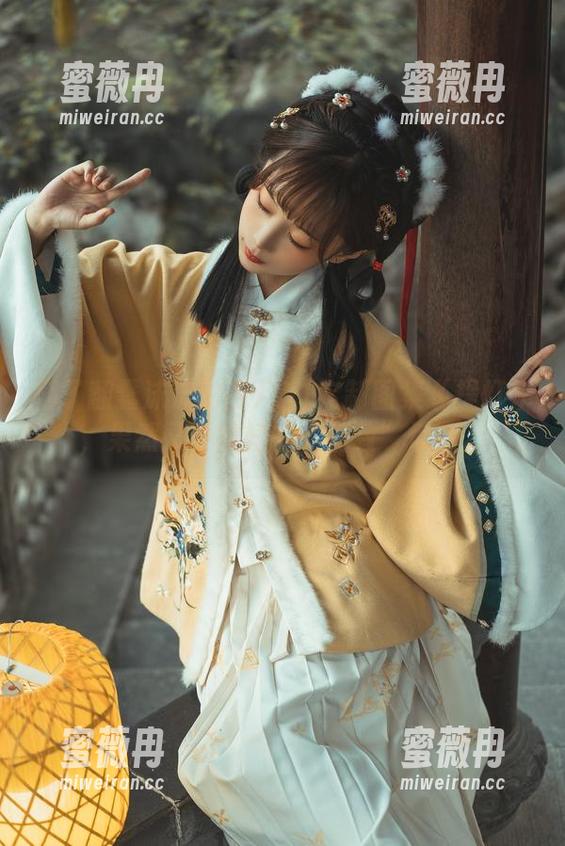 蠢沫沫 翻了翻蠢沫沫的四月T1定制图集《提灯》,果然又要被她的“别致”惊到。
