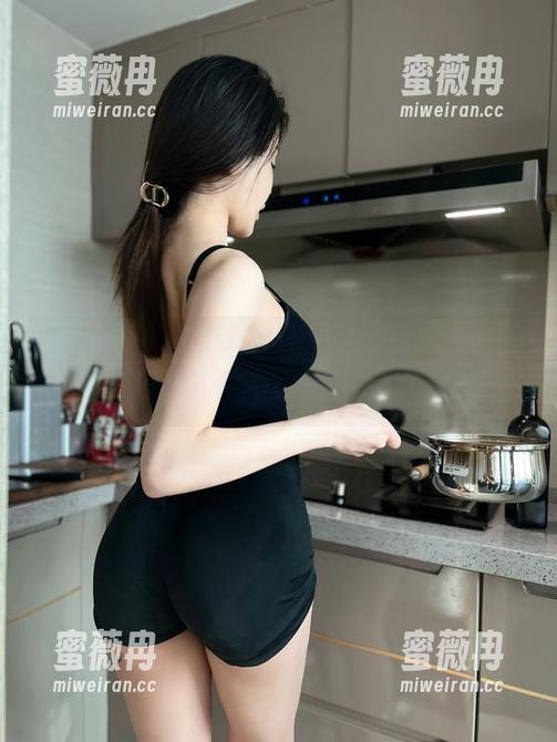 微密圈 - 原图里的黑色镂空，金希儿真会玩，这姿势...你是故意的吧？