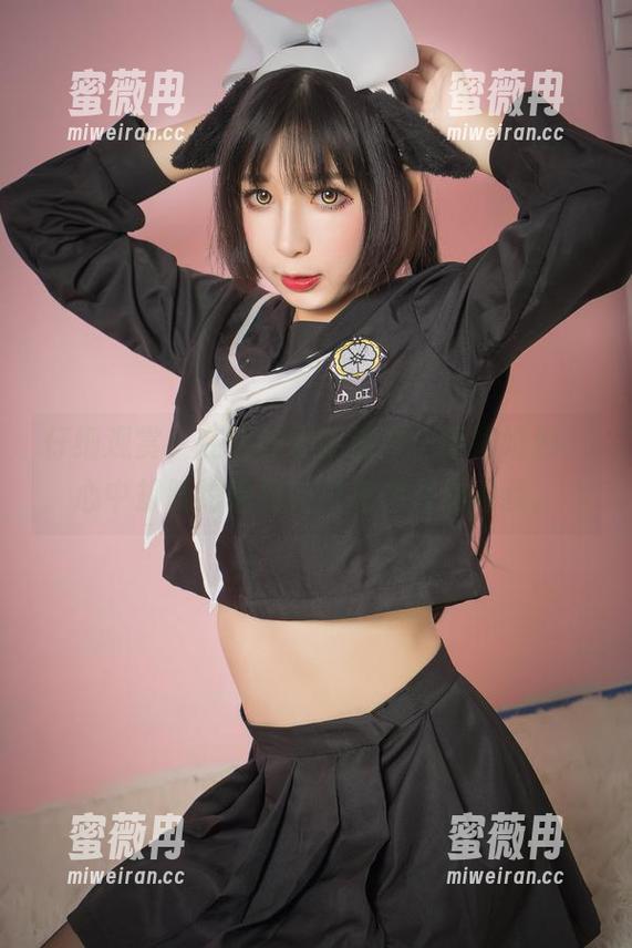 雯粥粥 仔细观赏,在线的雯粥粥穿上蕾姆婚纱,心中却隐约感到有只乌鸦在偷看我。