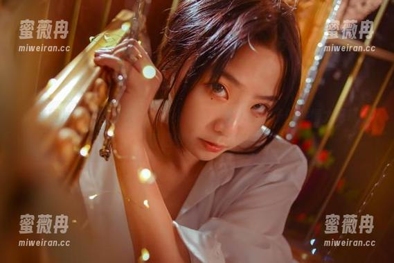 青水百合子 这些图片堪称“修女”风格小百科,青水百合子的神情太好玩了,竟想停留多看几眼。