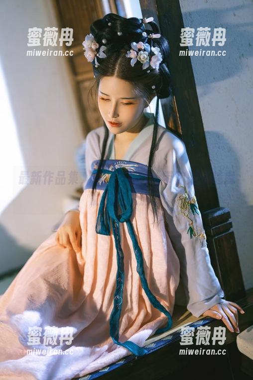鹿八岁baby 最新作品集,鹿八岁baby带你踏上魅魔的戏剧之旅。